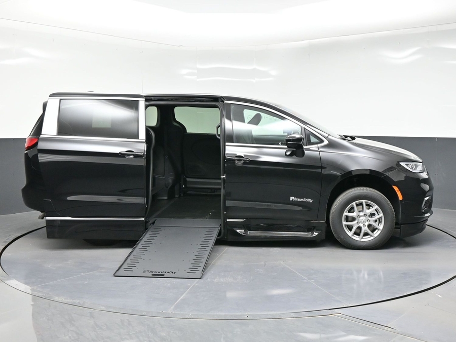 Black Chrysler Pacifica image number 3