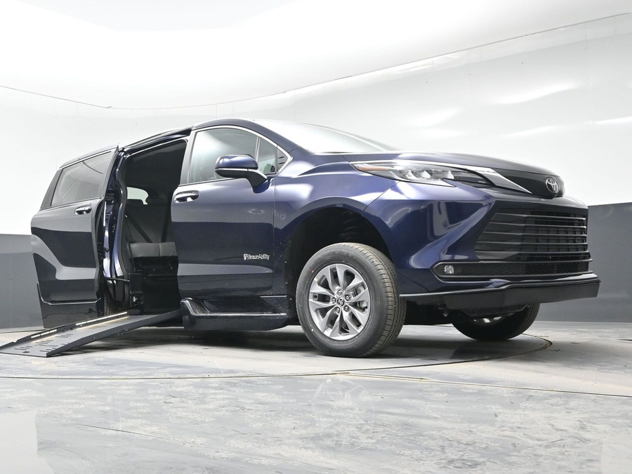 New 2026 Toyota Sienna Hybrid XLE Base - BraunAbility Side Entry Entry Fold Out Automatic Ramp
