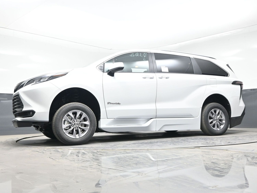 New 2026 Toyota Sienna Hybrid XLE Add - BraunAbility Side Entry Fold Out Automatic Ramp