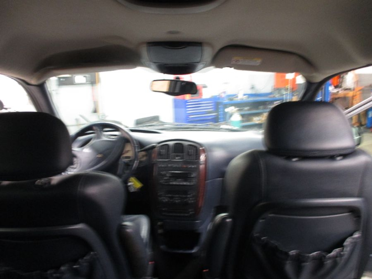 2003 CHRYSLER TOWN AND COUNTRY - Image 11