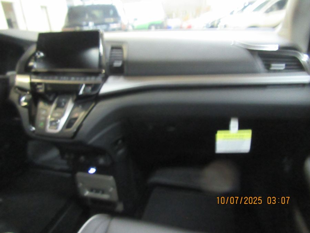 Black Honda Odyssey image number 23