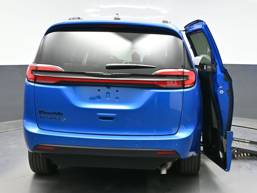 New 2026 Chrysler Pacifica Select Sport - BraunAbility Side Entry Entry Fold Out Automatic Ramp