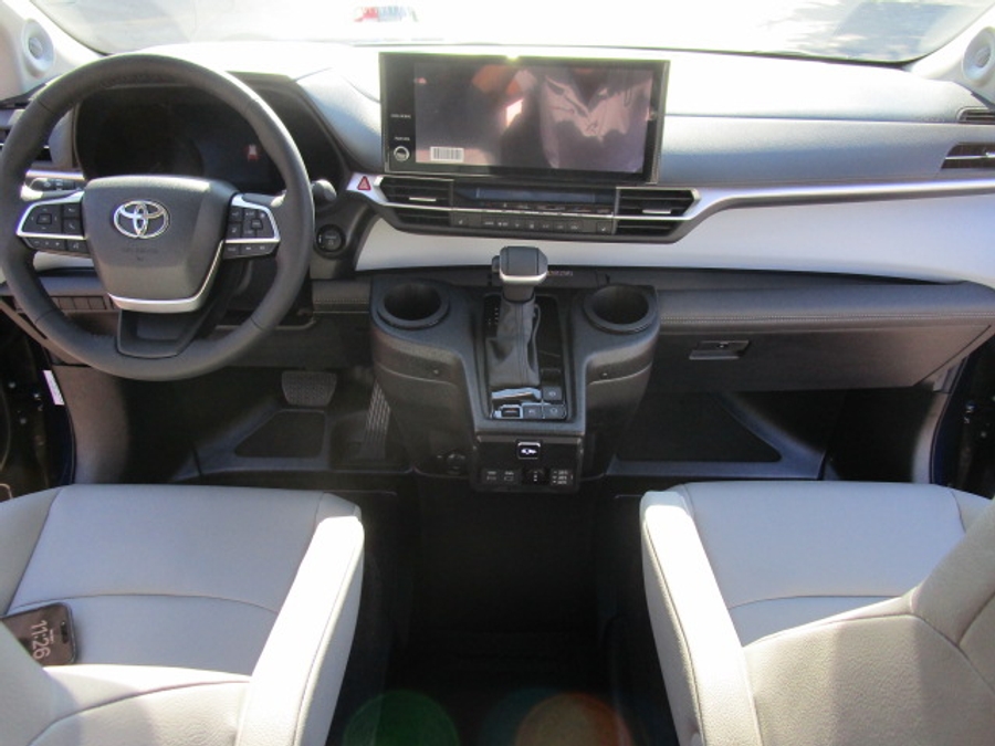 New 2025 Toyota Sienna Hybrid XLE Plus - BraunAbility Side Entry Entry In Floor Automatic Ramp