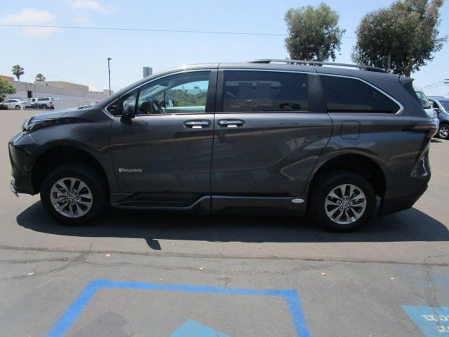 New 2025 Toyota Sienna Hybrid XLE Plus - BraunAbility Side Entry Entry In Floor Automatic Ramp
