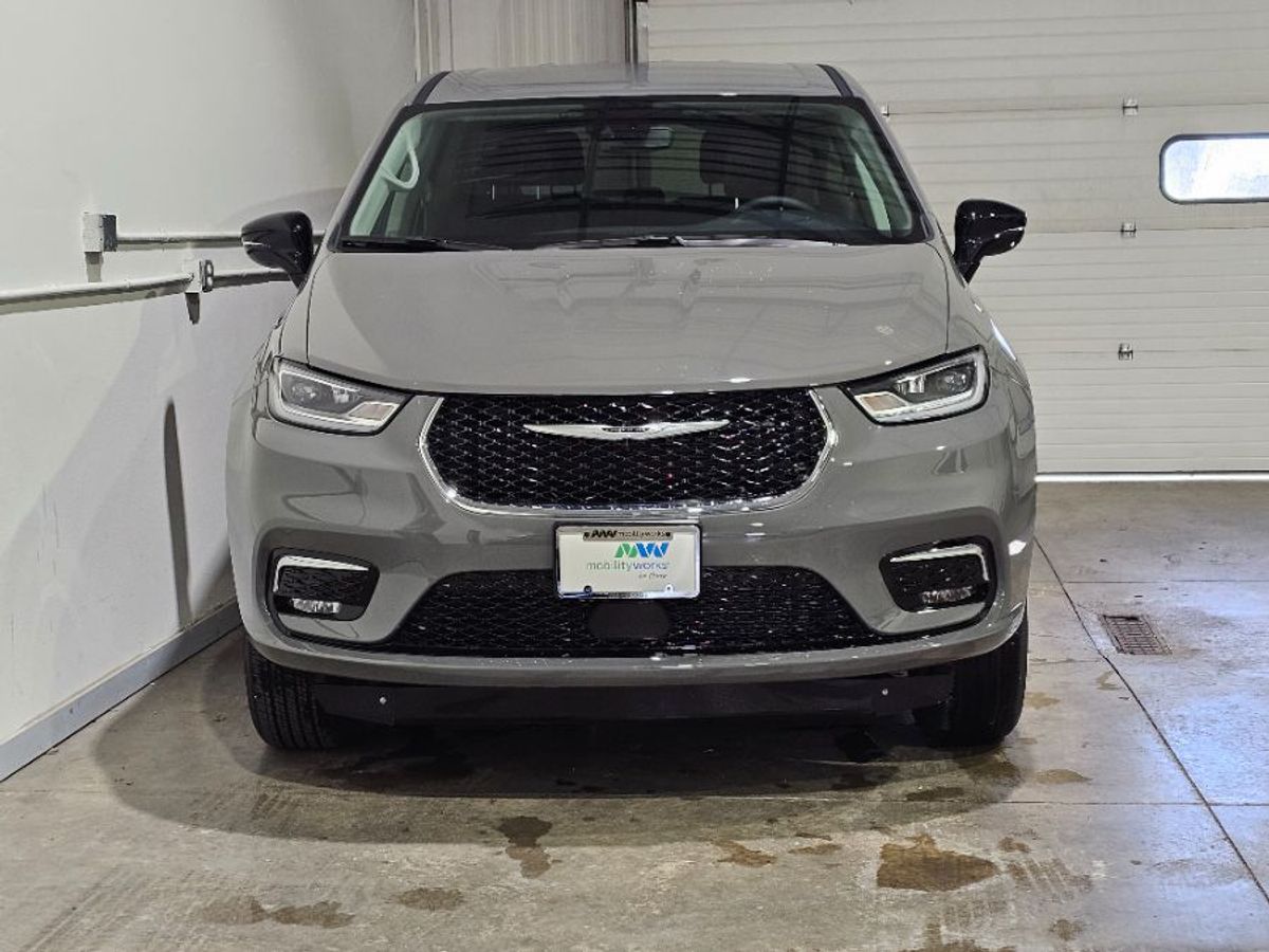 2024 CHRYSLER PACIFICA - Image 9