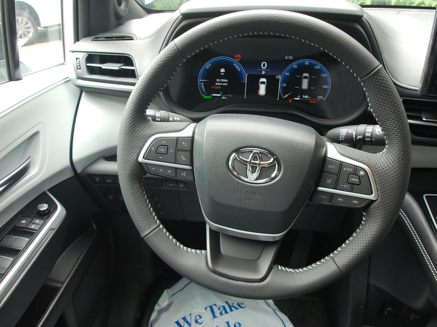 White Toyota Sienna image number 11