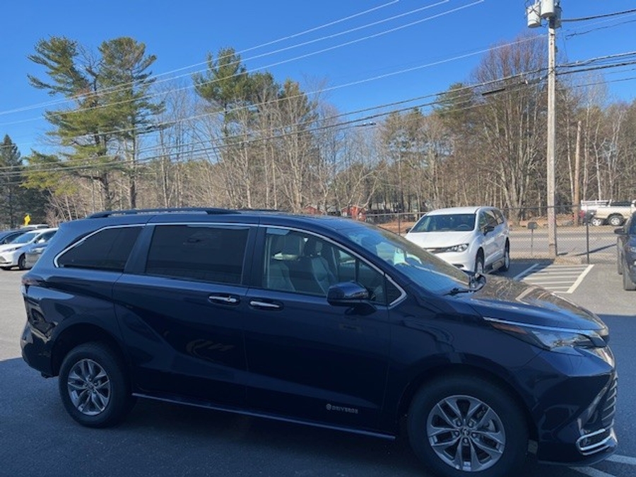 Blue Toyota Sienna image number 5