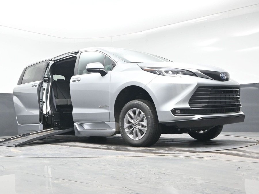 New 2025 Toyota Sienna Hybrid XLE Plus - BraunAbility Side Entry Entry Fold Out Automatic Ramp
