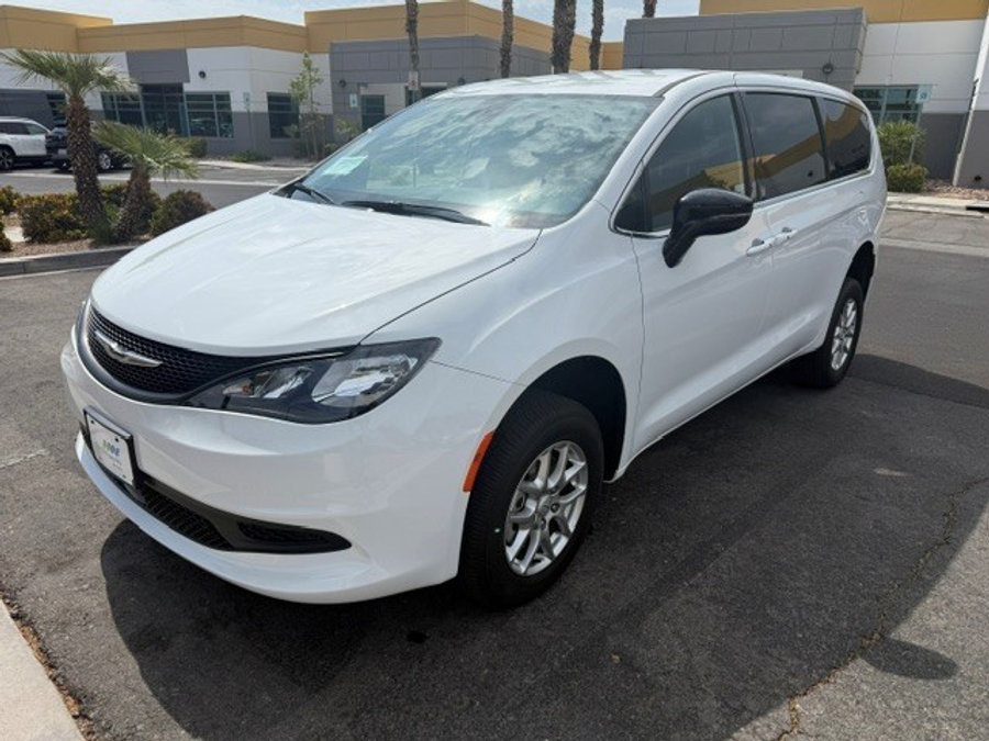 White Chrysler Voyager image number 10