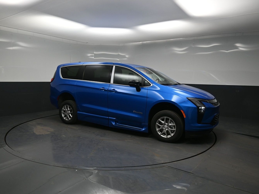 Blue Chrysler Pacifica image number 16