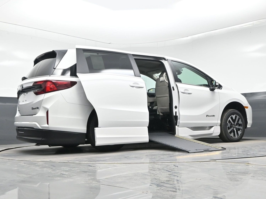 White Honda Odyssey image number 21