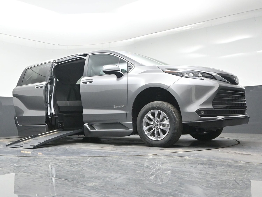 New 2026 Toyota Sienna Hybrid XLE Base - BraunAbility Side Entry Fold Out Automatic Ramp