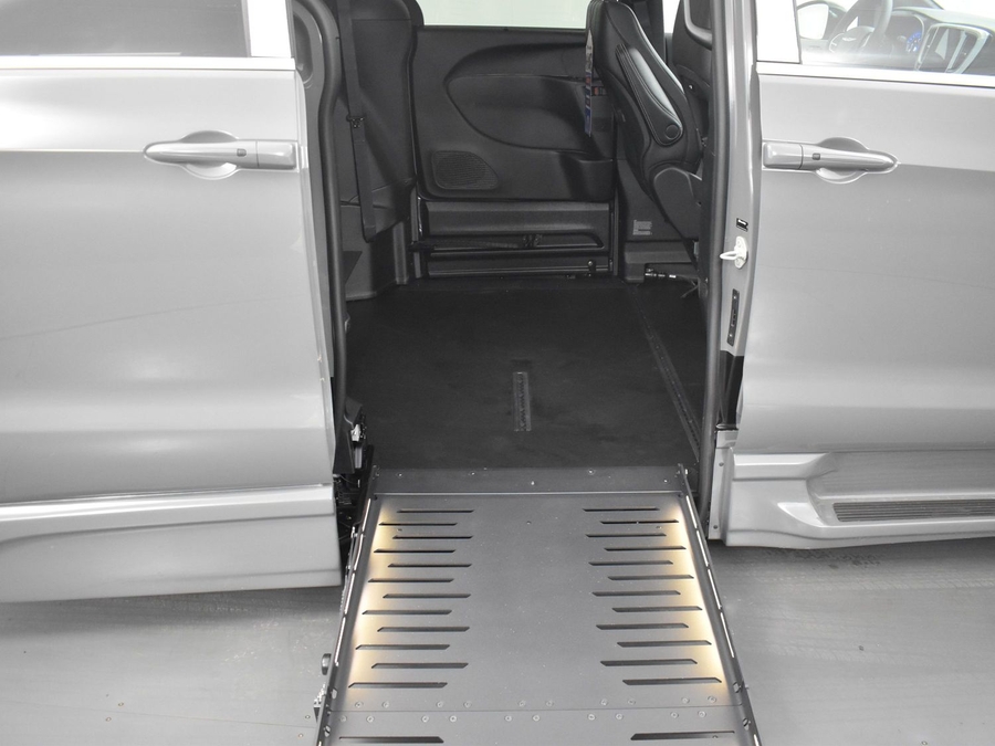 New 2025 Chrysler Pacifica Select Safety - BraunAbility Side Entry Entry Fold Out Automatic Ramp