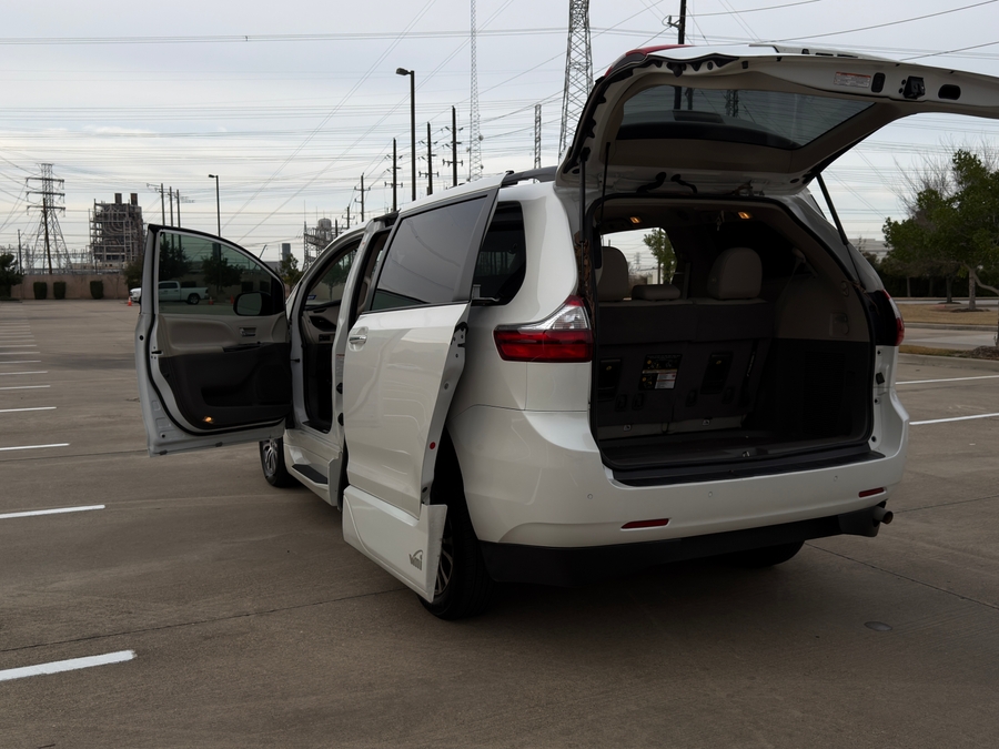 Used 2020 Toyota Sienna XLE - VMI Side Entry Entry In Floor Automatic Ramp