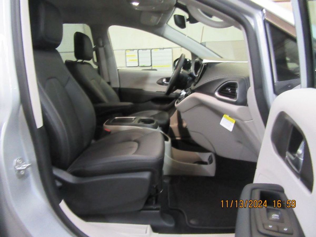 Silver Chrysler Pacifica image number 40