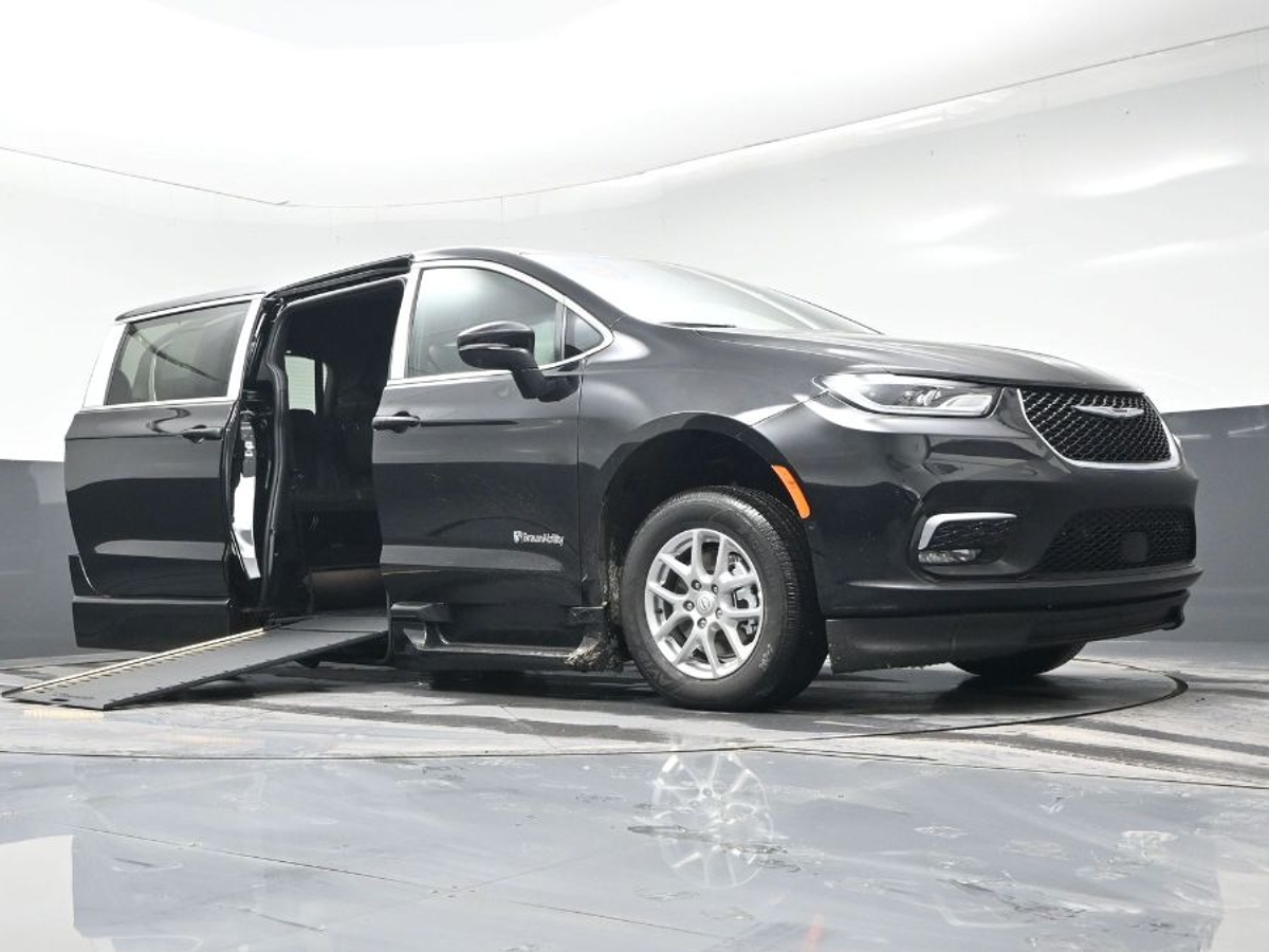 Black Chrysler Pacifica image number 19
