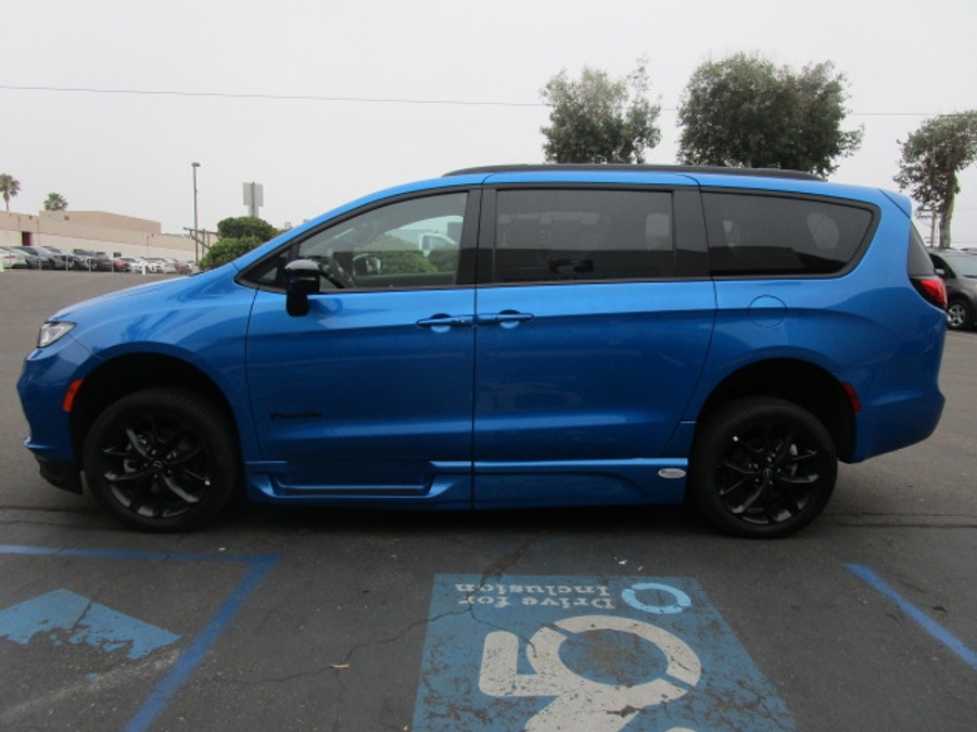 New 2026 Chrysler Pacifica Select Sport - BraunAbility Side Entry Fold Out Automatic Ramp