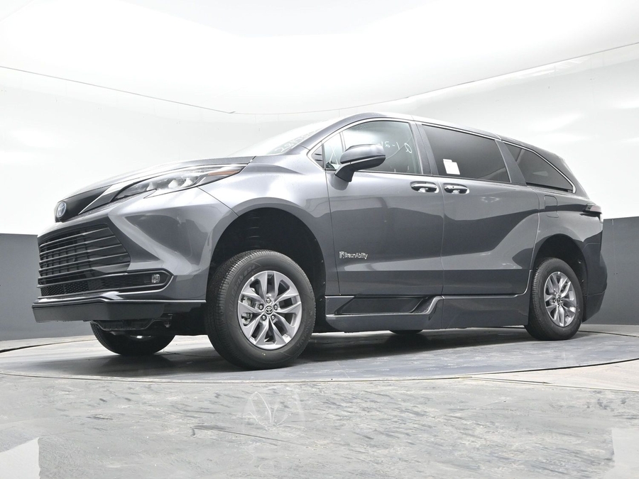 New 2025 Toyota Sienna Hybrid XLE Base - BraunAbility Side Entry Entry In Floor Automatic Ramp