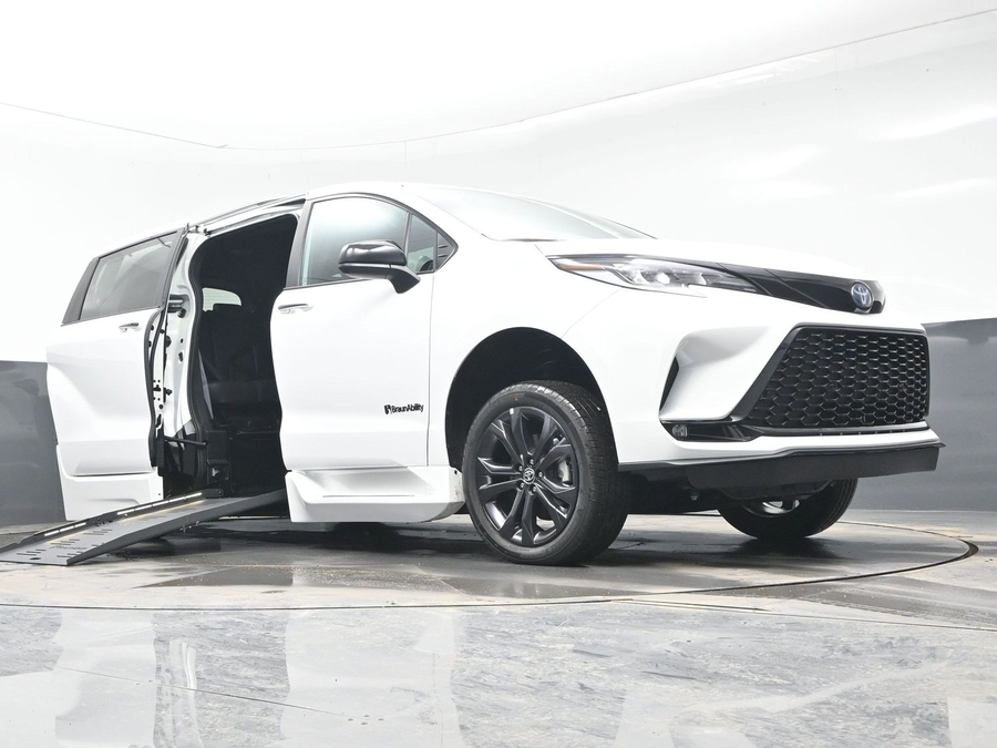 New 2025 Toyota Sienna Hybrid XSE Sport - BraunAbility Side Entry Entry Fold Out Automatic Ramp