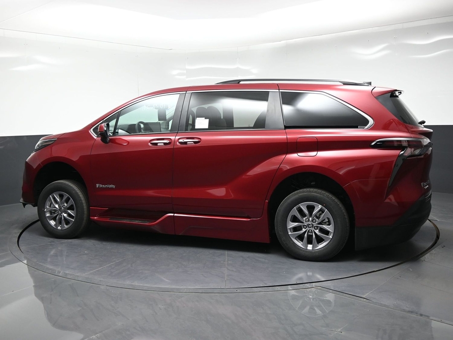 New 2026 Toyota Sienna Hybrid XLE Base - BraunAbility Side Entry In Floor Automatic Ramp