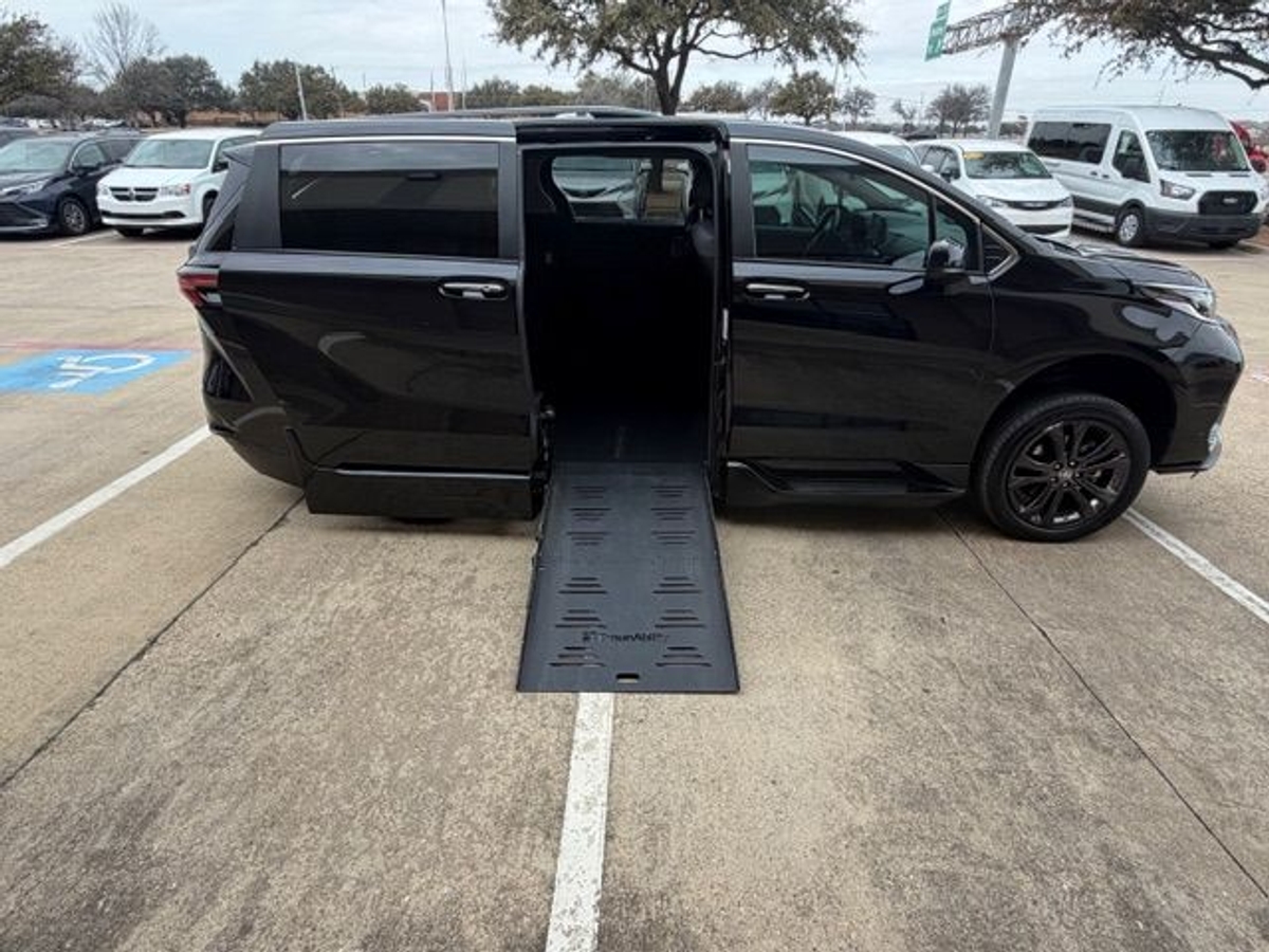 2024 TOYOTA SIENNA - Image 1