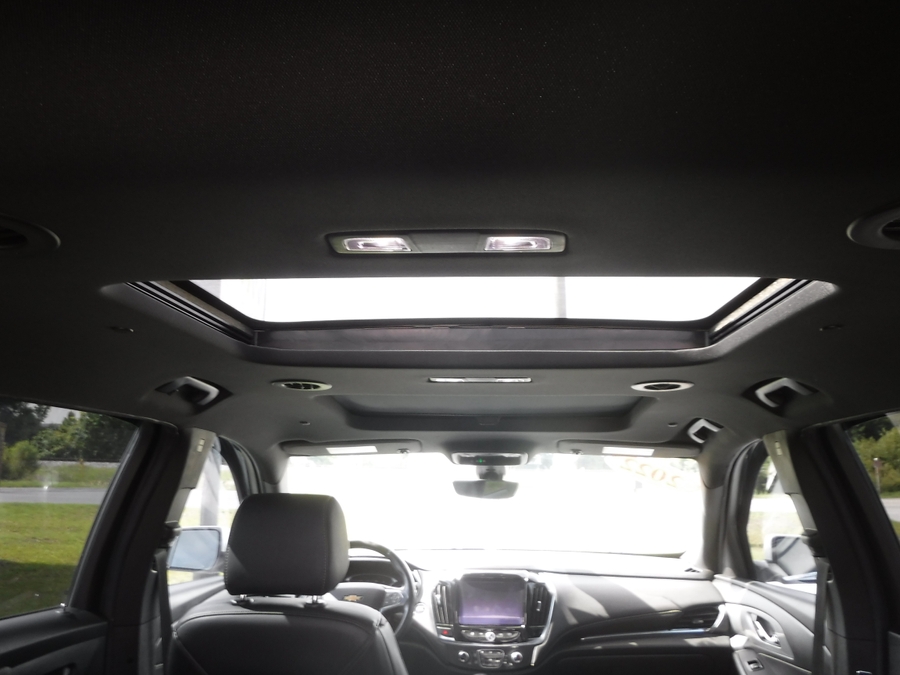 White Chevrolet Traverse image number 14