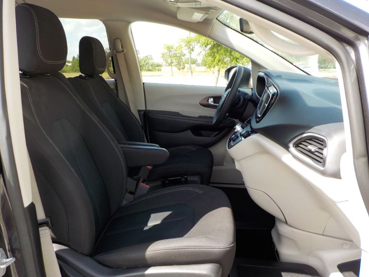 Grey Chrysler Voyager image number 14