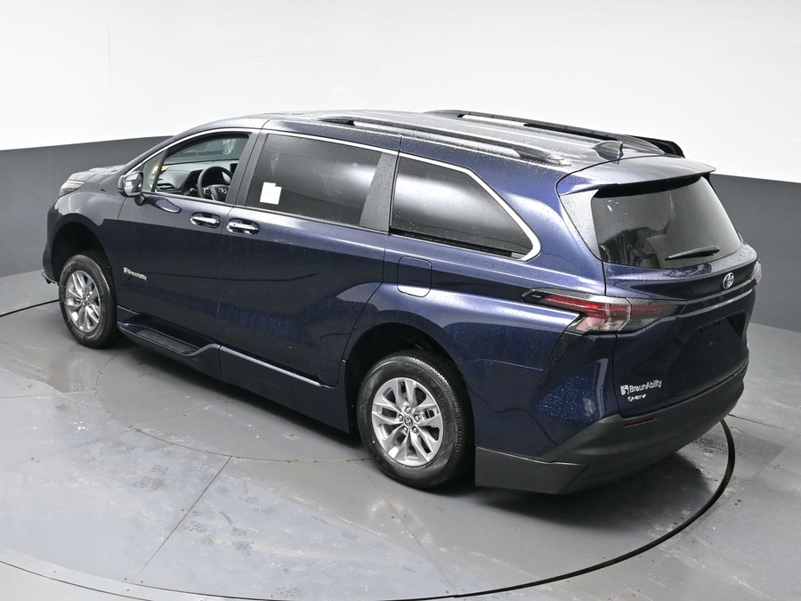 New 2026 Toyota Sienna Hybrid XLE Add - BraunAbility Side Entry Entry In Floor Automatic Ramp