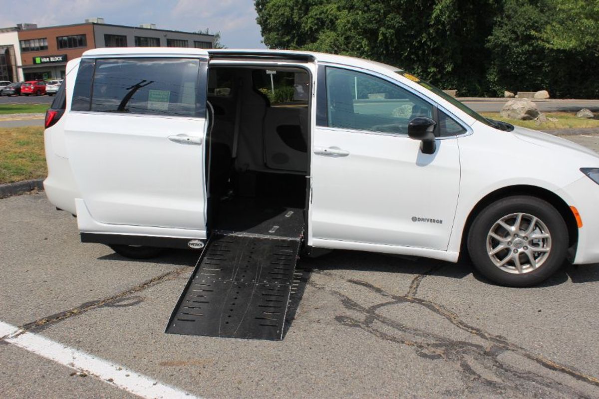 White Chrysler Voyager image number 7