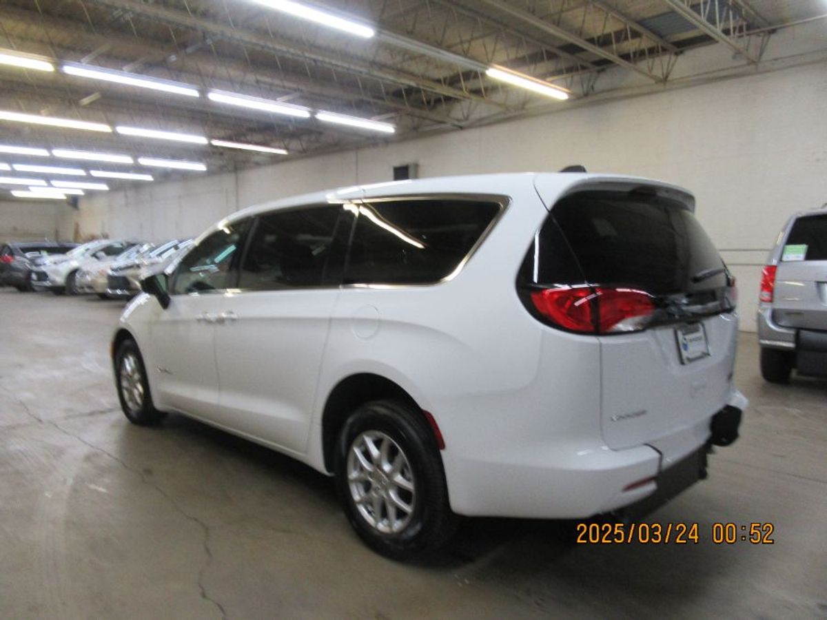 White Chrysler Voyager image number 12