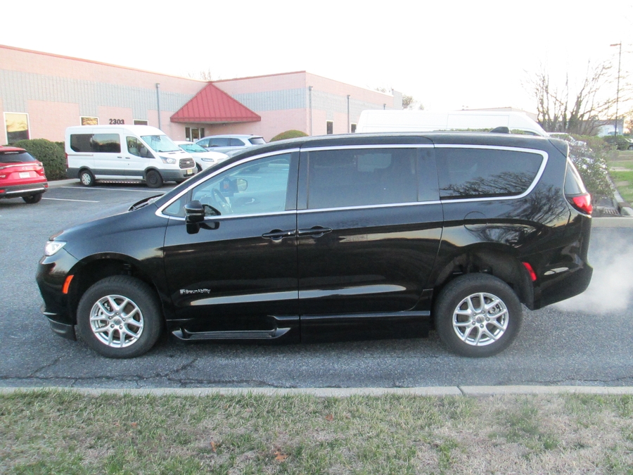 Black Chrysler Pacifica image number 4