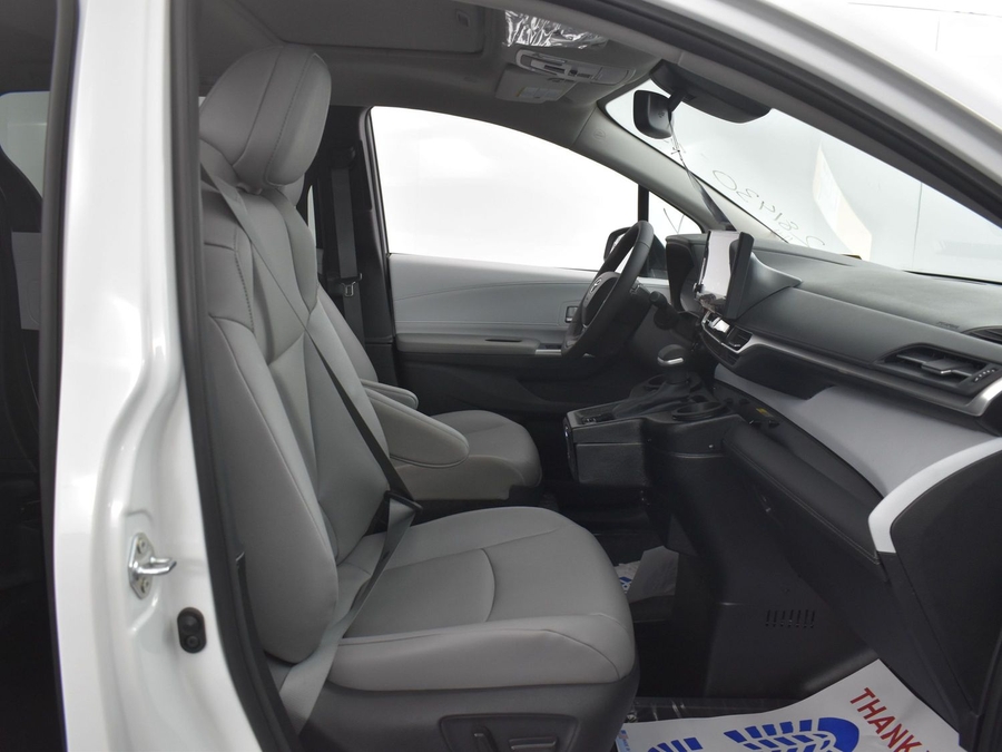 New 2025 Toyota Sienna Hybrid XLE Base - BraunAbility Side Entry Entry In Floor Automatic Ramp