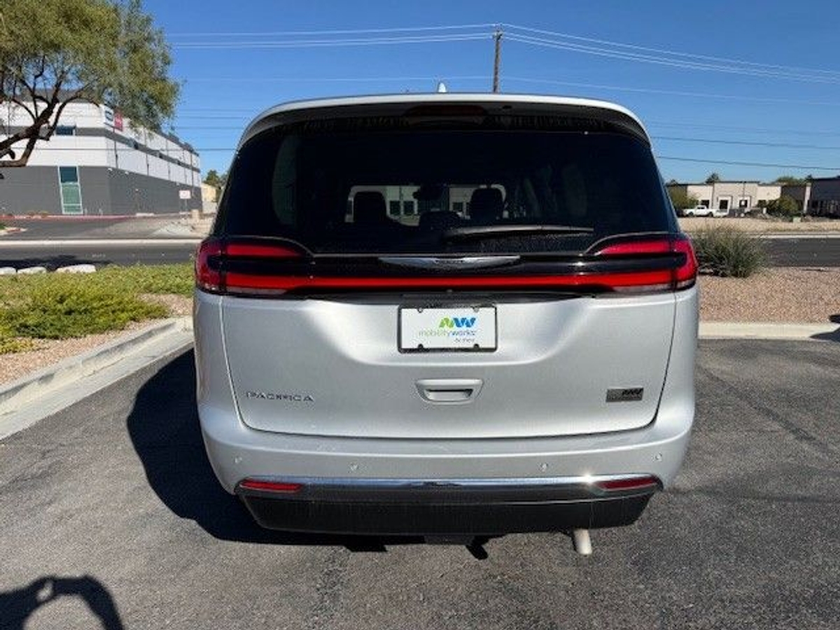 Silver Chrysler Pacifica image number 6