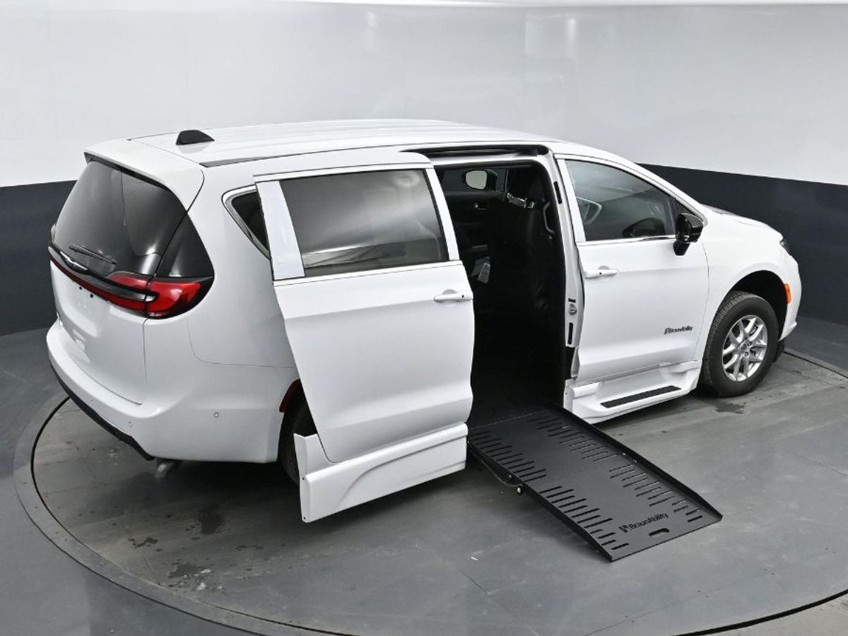 2025 CHRYSLER PACIFICA - Image 17