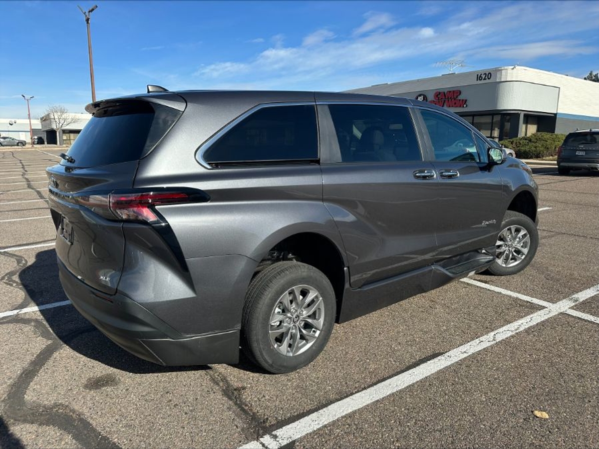 2025 TOYOTA SIENNA - Image 2