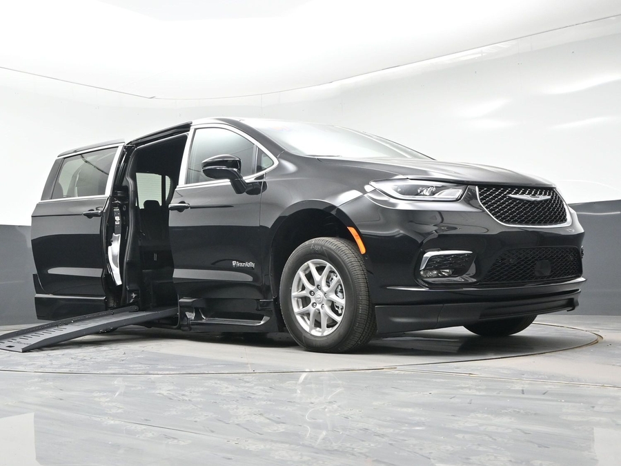 Black Chrysler Pacifica image number 12