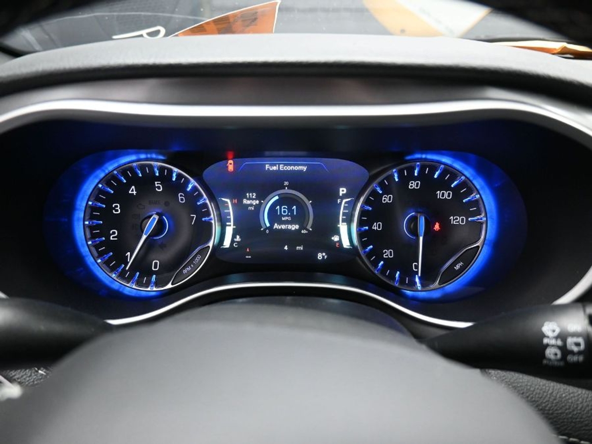 White Chrysler Pacifica image number 15