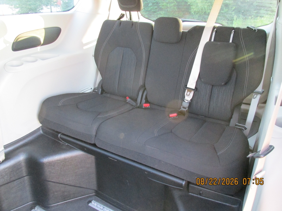 Granite Crystal Metallic Chrysler Voyager image number 5