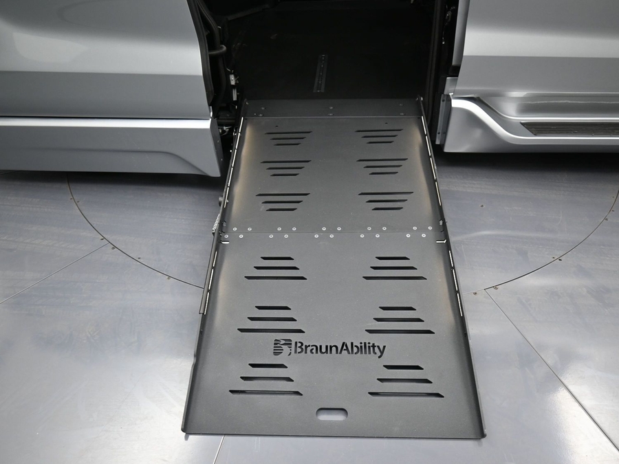 New 2025 Toyota Sienna Hybrid XLE Base - BraunAbility Side Entry Entry Fold Out Automatic Ramp