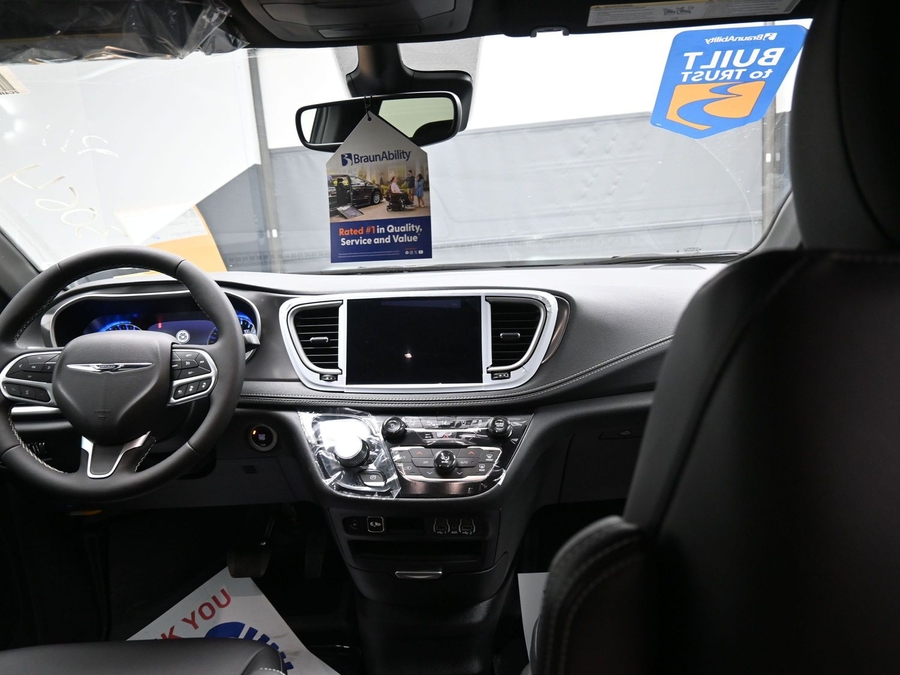 Black Chrysler Pacifica image number 12