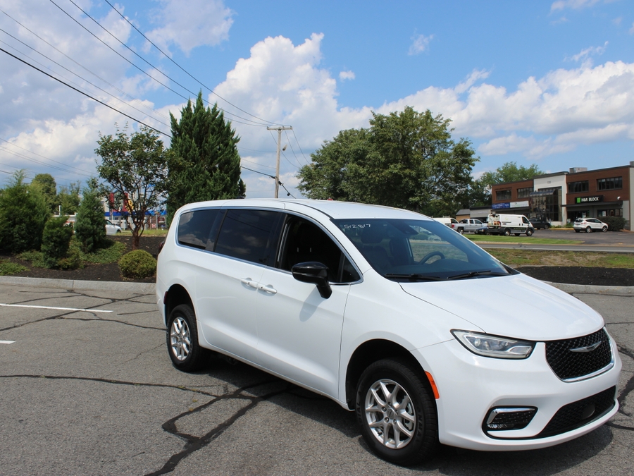 White Chrysler Pacifica image number 4