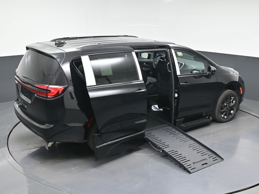 Black Chrysler Pacifica image number 23