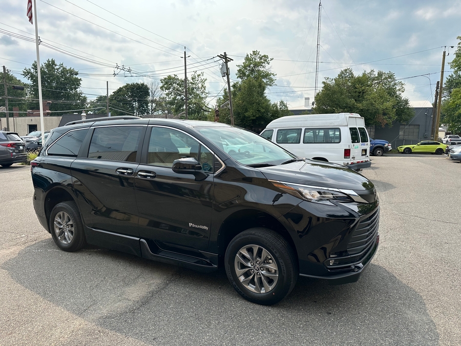 Black Toyota Sienna image number 1