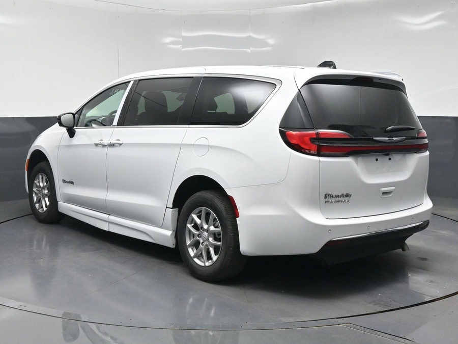 White Chrysler Pacifica image number 4