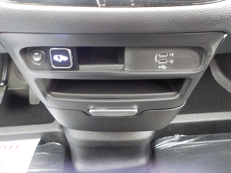 White Chrysler Pacifica image number 12