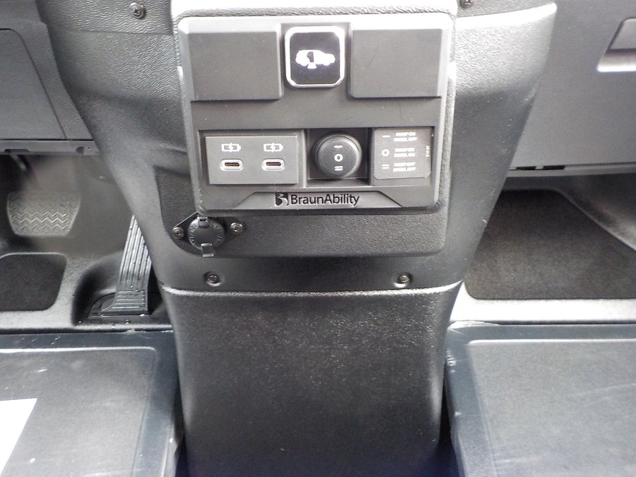 Blue Toyota Sienna image number 35