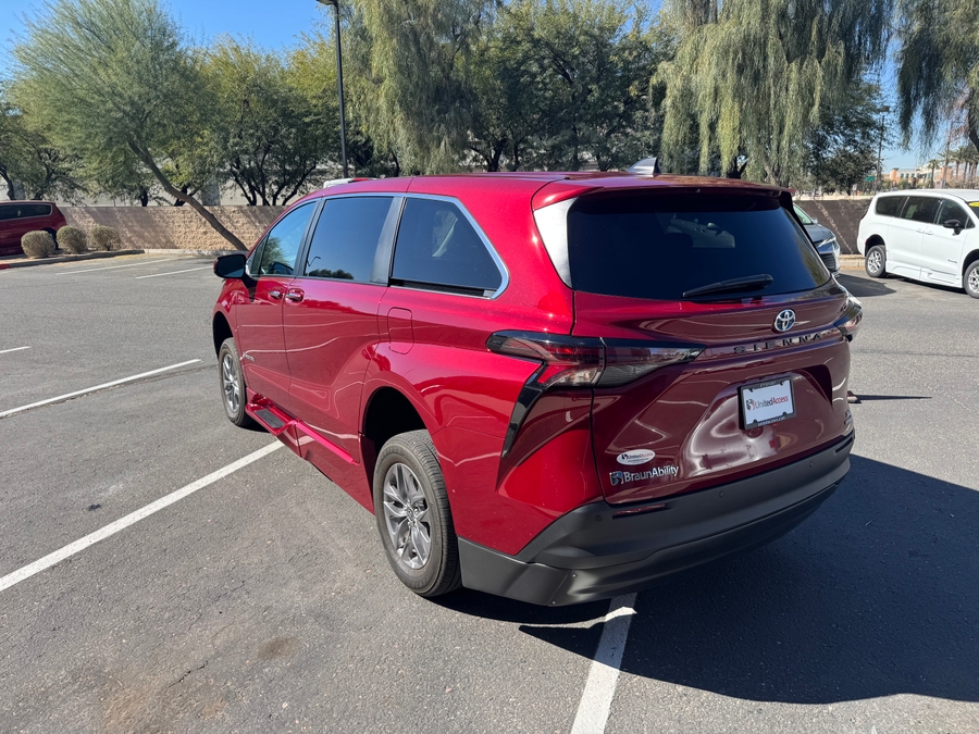 Used 2024 Toyota Sienna Hybrid XLE Base - BraunAbility Side Entry Entry Fold Out Automatic Ramp