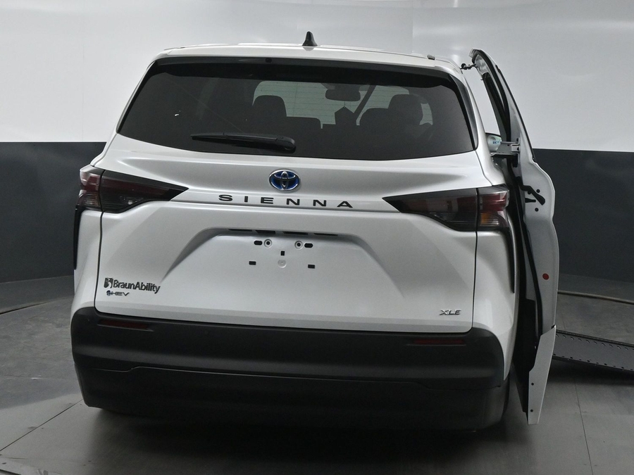New 2025 Toyota Sienna Hybrid XLE Base - BraunAbility Side Entry Entry In Floor Automatic Ramp