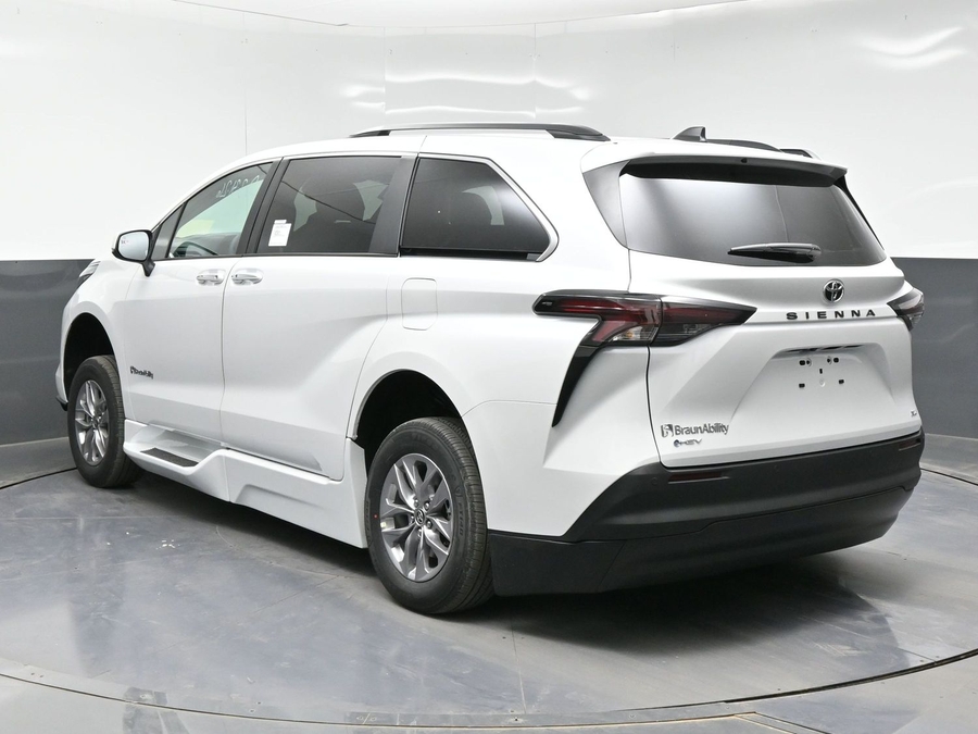White Toyota Sienna image number 4