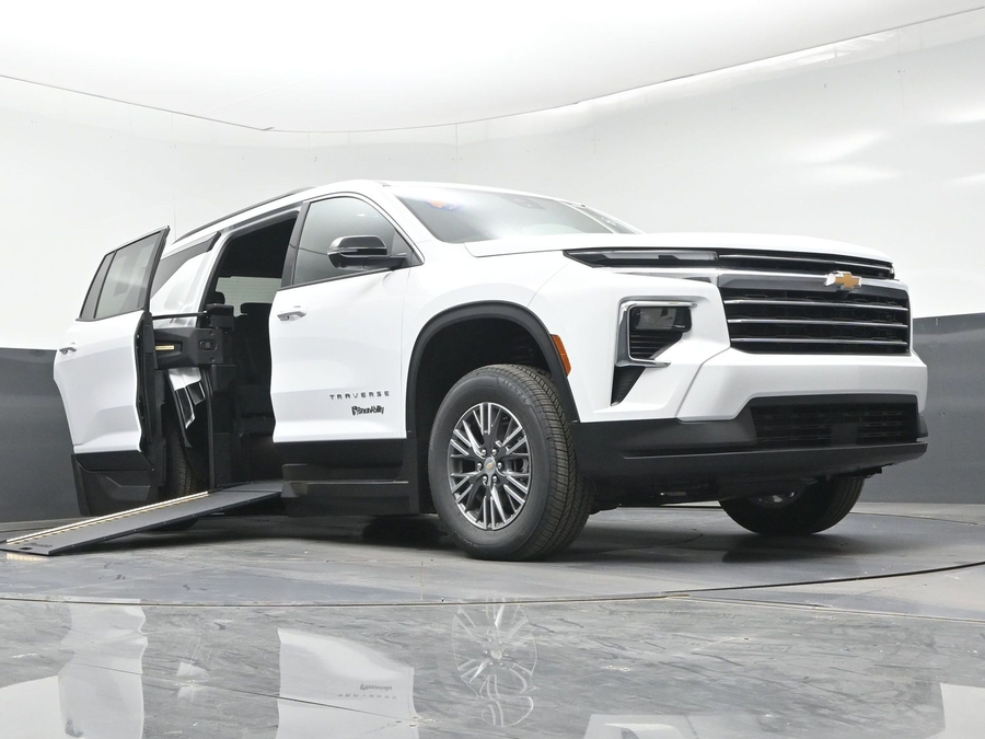White Chevrolet Traverse image number 16